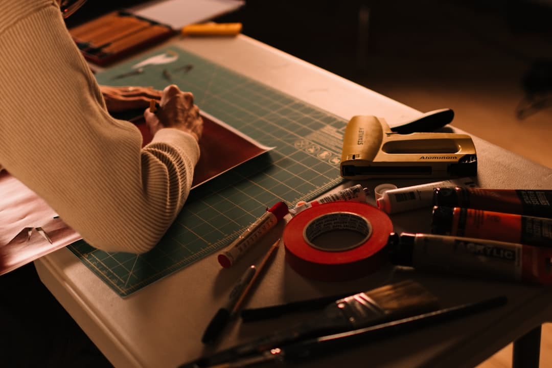 Händer som arbetar med konstmaterial vid skissbordet