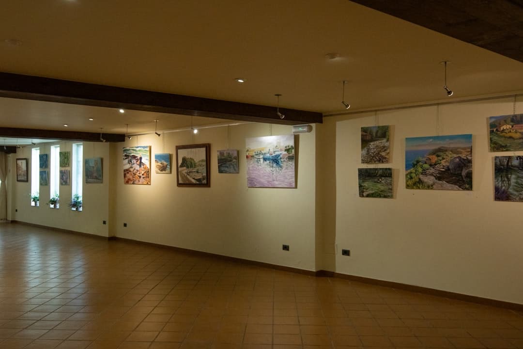 En vägg med uppsatta akvareller i en utställning