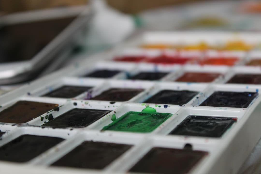 Närbild av en akvarellpalett med våta färger